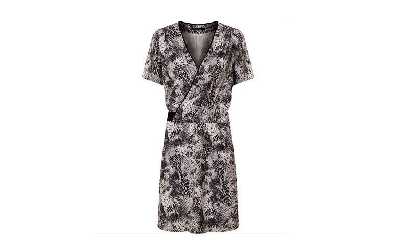 Vestido envelope com estampa de cobra por R$184 na <a href="http://www.capitollium.com.br/produto/amissima--vestido-shiffon-cache-coeur-python-m-c--peb-148756?atributo=158:p&b" target="_blank">Capitollium</a>