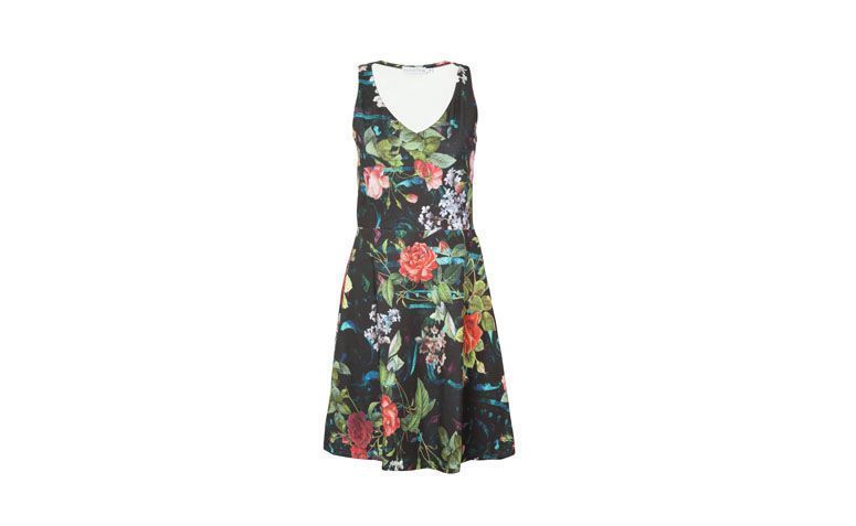 Vestido evasê com estampa floral por R$179 na <a href="http://www.oqvestir.com.br/vestido-evase-market-33-flowers---preto-57632.aspx/p?" target="_blank">OQ Vestir</a>