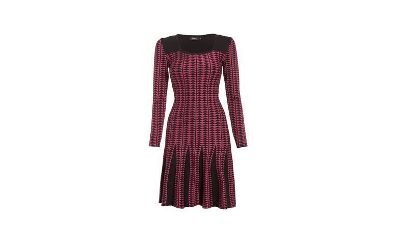 Vestido de tricô em Jaqcuard por R$594,50 na <a href="http://ad.zanox.com/ppc/?29470516C1422770&ULP=[[http://www.shop2gether.com.br/vestido-tricot-jacquard.html?utm_source=Zanox&utm_medium=Affiliates&utm_campaign=custom_deeplink]]" target="_blank">Shop2gether</a>