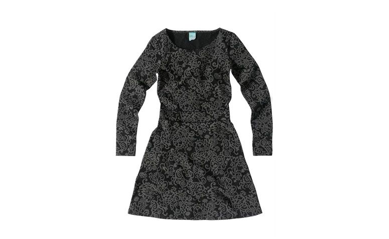 Vestido manga longa com estampa de arabescos por R$69,90 na <a href="http://ad.zanox.com/ppc/?27713758C43009238&ULP=[[http://www.posthaus.com.br/moda/vestido-estampado-preto-enfim_art207643.html?PAC_ID=125109]]" target="_blank">Posthaus</a>