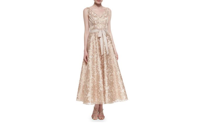 Vestido princesa midi por U$430 na <a href="http://www.neimanmarcus.com/en-br/Aidan-Mattox-Sleeveless-Lace-Tea-Length-Dress-Rose-Gold/prod179740054/p.prod" target="_blank">Neiman Marcus</a>