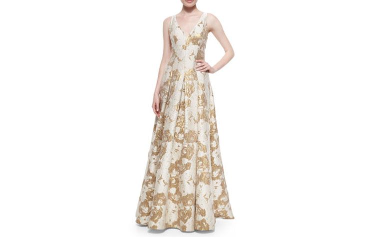 Vestido princesa com estampa dourada por U$465 na <a href="http://www.neimanmarcus.com/en-br/Aidan-Mattox-Sleeveless-Floral-Jacquard-Gown-Ivory-Gold-Formal/prod179740056_cat35350732__/p.prod?icid=&searchType=EndecaDrivenCat&rte=%252Fcategory.jsp%253FitemId%253Dcat35350732%2526pageSize%253D30%2526No%253D0%2526refinements%253D&eItemId=prod179740056&cmCat=product" target="_blank">Neiman Marcus</a>