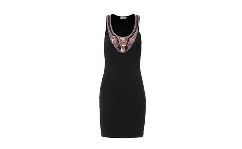 Vestido tubinho preto com bordado por R$119,99 na <a href="http://www.passarela.com.br/passarela/produto/vestido-tubinho-com-pedrarias-cesaretti-preto-6400867912-0" target="_blank">Passarela</a>