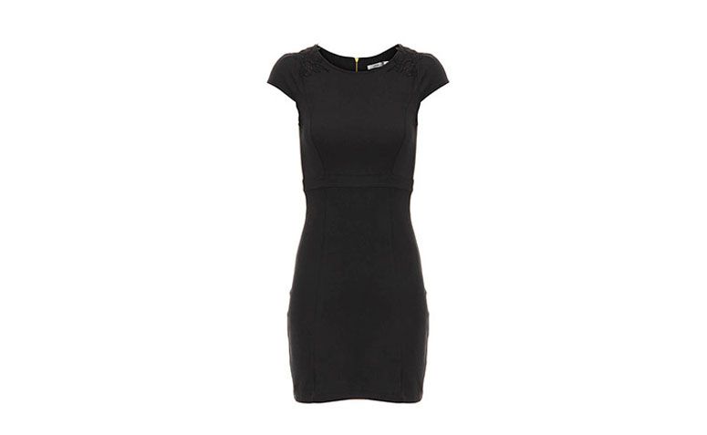 Vestido tubinho preto com ombros em renda por R$79,99 na <a href="http://www.passarela.com.br/passarela/produto/vestido-tubinho-lara-72077604-preto-6400701412-0" target="_blank">Passarela</a>