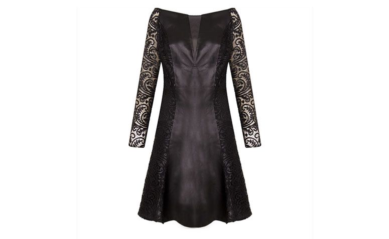 Vestido curto de manga longa rendado por R$1.398 na <a href="http://goo.gl/H7o1dR" target="_blank">Capitollium</a>