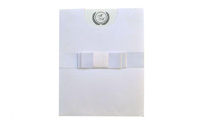 Convite com laço e brasão por R$11,70 por unidade na <a href="http://www.papelconvite.com.br/convites-para-casamento-ref-166.html" target="blank_">Papel Convite</a>