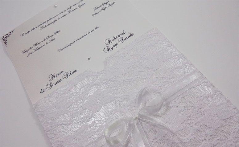 Convite com renda e laço por R$10 por unidade na <a href="http://www.elo7.com.br/convite-in-love-rendado/dp/436AAE#df=d&uso=o" target="blank_">Elo 7</a>