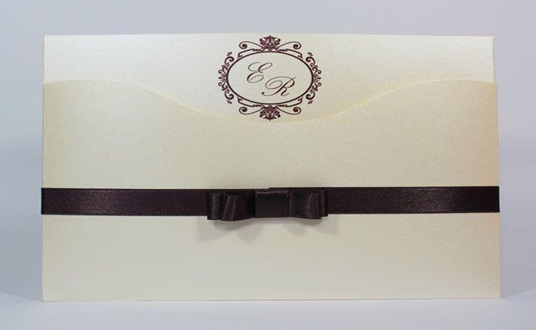 Convite com laço e brasão por R$4 por unidade na <a href="http://www.elo7.com.br/convite-luxer-slim-papel-perolado/dp/467F04#hsn=0&df=d&uso=o&smk=0&pso=up&ss=0&osbt=b-o&srq=0&sv=0" target="blank_">Elo 7</a>
