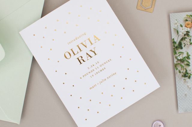 Foto: Reprodução / <a href="http://ohsobeautifulpaper.com/2015/06/olivias-floral-and-gold-polka-dot-baby-announcements/" target="_blank">Oh so beautiful paper</a>
