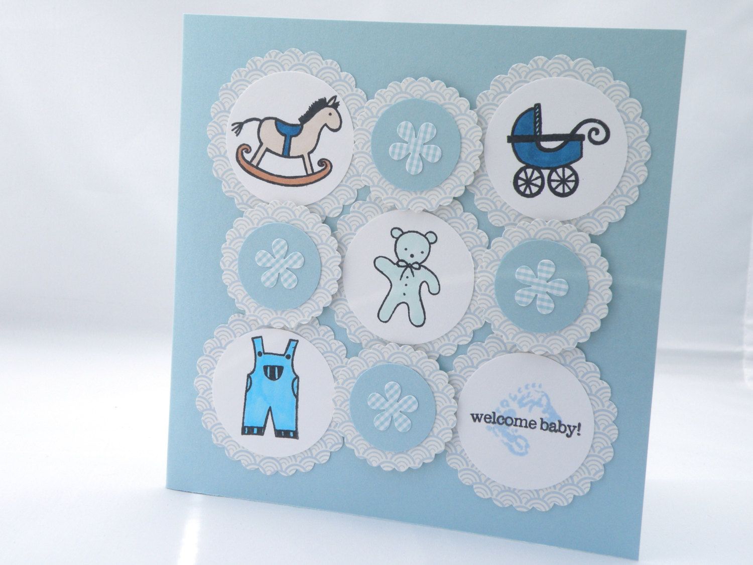 Foto: Reprodução / <a href="https://www.etsy.com/pt/listing/123144437/hand-crafted-blue-baby-card?ref=shop_home_active_13" target="_blank">Etsy</a>