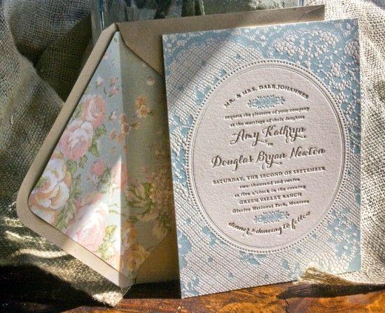 Foto: Reprodução / <a href="http://ohsobeautifulpaper.com/2012/06/amy-dougs-western-romance-lace-inspired-wedding-invitations/" target="_blank">Oh so beautiful paper</a>