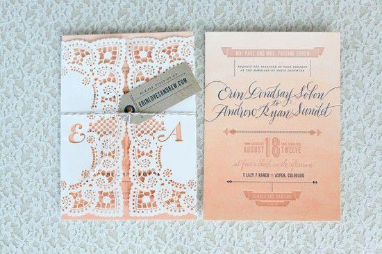 Foto: Reprodução / <a href="http://ohsobeautifulpaper.com/2012/06/amy-dougs-western-romance-lace-inspired-wedding-invitations/" target="_blank">Oh so beautiful paper</a>
