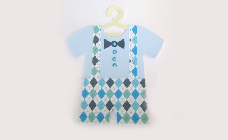 Convite macacão azul por R$ 1,80 no <a href="http://www.elo7.com.br/convite-cha-de-bebe-menino/dp/4F21C5#df=d&uso=o" target="_blank">Elo7</a>