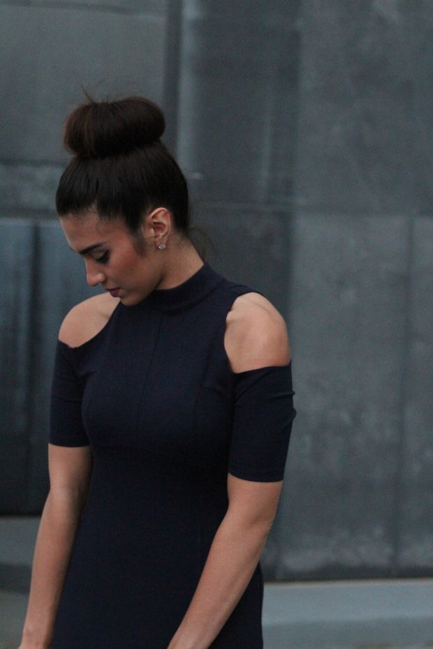 Foto: Reprodução / <a href="http://itsyourgirlashley.com/2015/09/18/ootd-show-off-them-shoulders-dress/">It’s Your Girl Ashley</a>