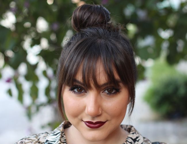 Foto: Reprodução / <a href="http://juromano.com/looks/meia-calca-plus-size-camisa-estampada-e-saia-gode">Ju Romano</a>