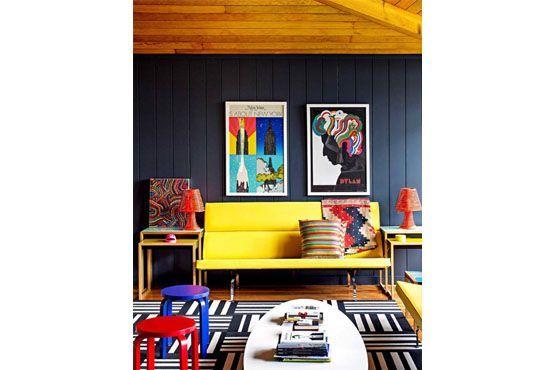Misturar cores, texturas, quadros e estampas também é uma alternativa para decorar usando cores.