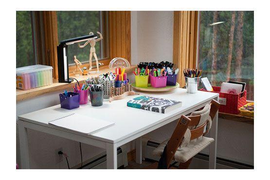 Investir em pequenos objetos decorativos de diversas cores renova o ambiente.