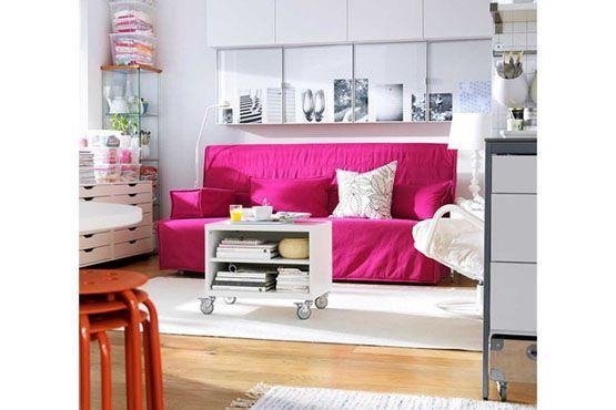 Um sofá colorido em meio à decoração neutra é uma boa combinação.