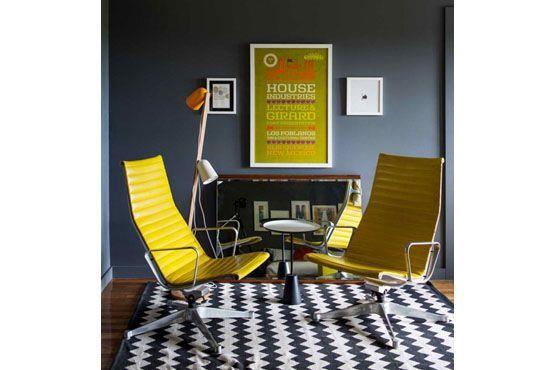Poltronas e quadros se complementam no decor.