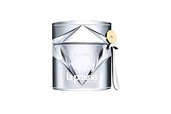 Cellular Cream Platinum - La Prairie . Preço: 1 mil dólares. O produto contém coloidal de Platina, que ajuda a aumentar a retenção de hidratação e criar uma barreira contra os danos externos.