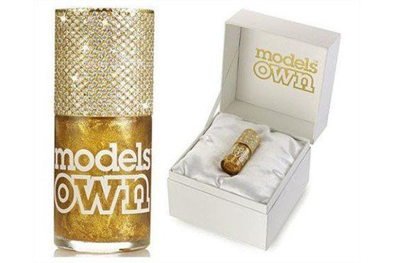 Esmalte Gold Rush Couture - Models Own. Preço: cerca de 130 mil dólares. O produto possui ouro na fórmula e na embalagem, que possui também diamantes cravejados. Usado por Kelly Osbourne no Emmy 2012.