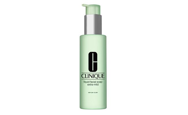 Sabonete Líquido Soap Extra Mild para pele seca por R$65 na <a href="http://www.sephora.com.br/clinique/tratamento/face/sabonete-liquido-liquid-facial-soap-extra-mild-5565?id=5565&" target="_blank">Sephora</a>