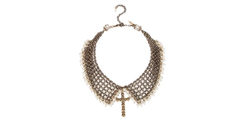 <p>Gargantilha em formato de gola – M.O.B por R$169 na Loja Farfetch.</p>