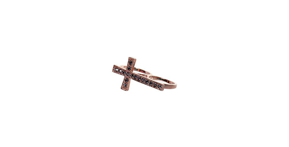 <p>Anel duplo de cruz – Carmin por R$73,90 na Loja Dafiti. </p>