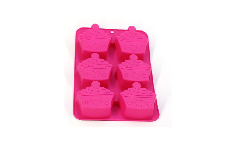 Forma de silicone por R$31,90 na <a href="https://www.planetamimos.com.br/linha-cupcake/forma-minibolo-cupcakerosa" target="blank_">Planeta Mimos</a>