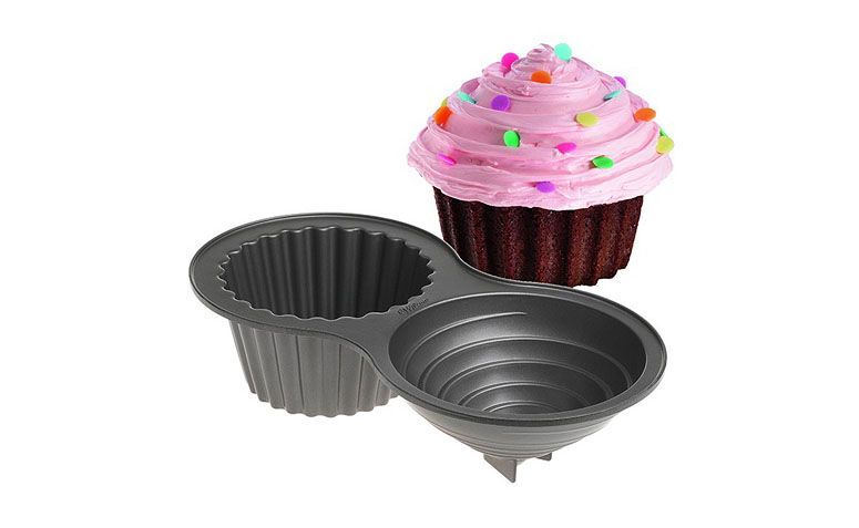 Forma para cupcake gigante R$209,90 na <a href=" http://www.mix3arts.com.br/material-p-confeitaria/gmu-forma-12-canecos-anti-aderente-8705.html#.VaZKnlVVikp" target="blank_">Mix 3 Arts</a>