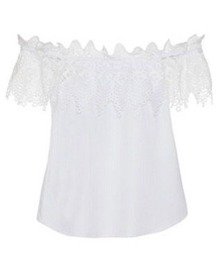 Blusa branca com decote ombro a ombro por R$324 na <a href="https://www.bynv.com.br/detalhes.asp?idproduto=1849403" target="blank_">By NV</a>