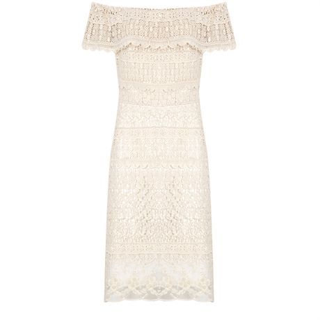 Vestido de renda midi com decote ombro a ombro Amíssima por R$688 na <a href="http://www.capitollium.com.br/produto/AMISSIMA--VESTIDO-LONGUETE-OMBRO-A-OMBRO-RENDA-C-BORDADO--BEGE-150702?atributo=158:BEGE" target="blank_">Capitollium</a>
