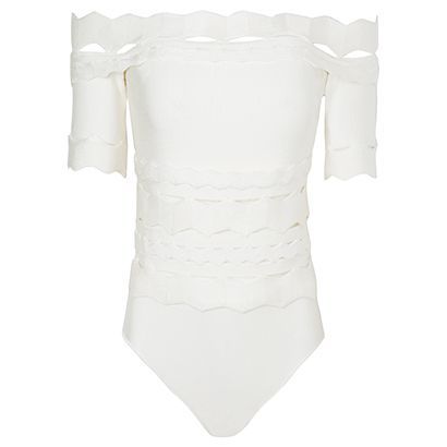 Body com decote ombro a ombro Lolitta por R$1.819 na <a href="http://www.oqvestir.com.br/body-lolitta-ombro-a-ombro-off-white-66300.aspx/p" target="blank_">Oqvestir</a>