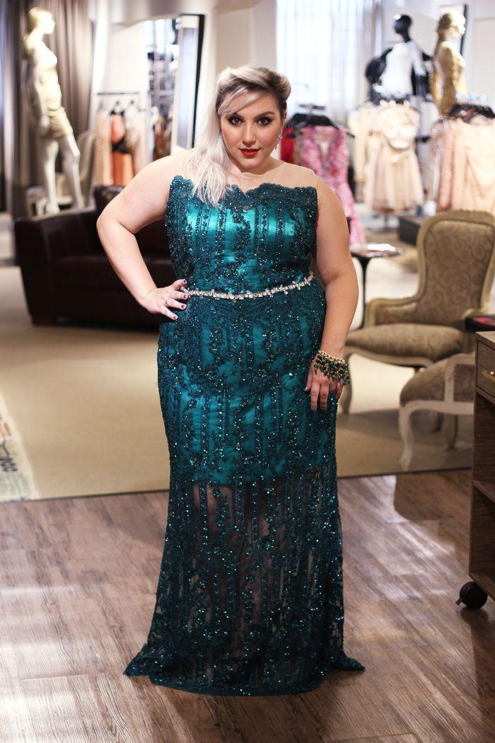 Foto: Reprodução / <a href="http://juromano.com/looks/vestido-de-festa-plus-size-para-formaturas-casamentos-e-ano-novo" target="_blank">Ju Romano</a>