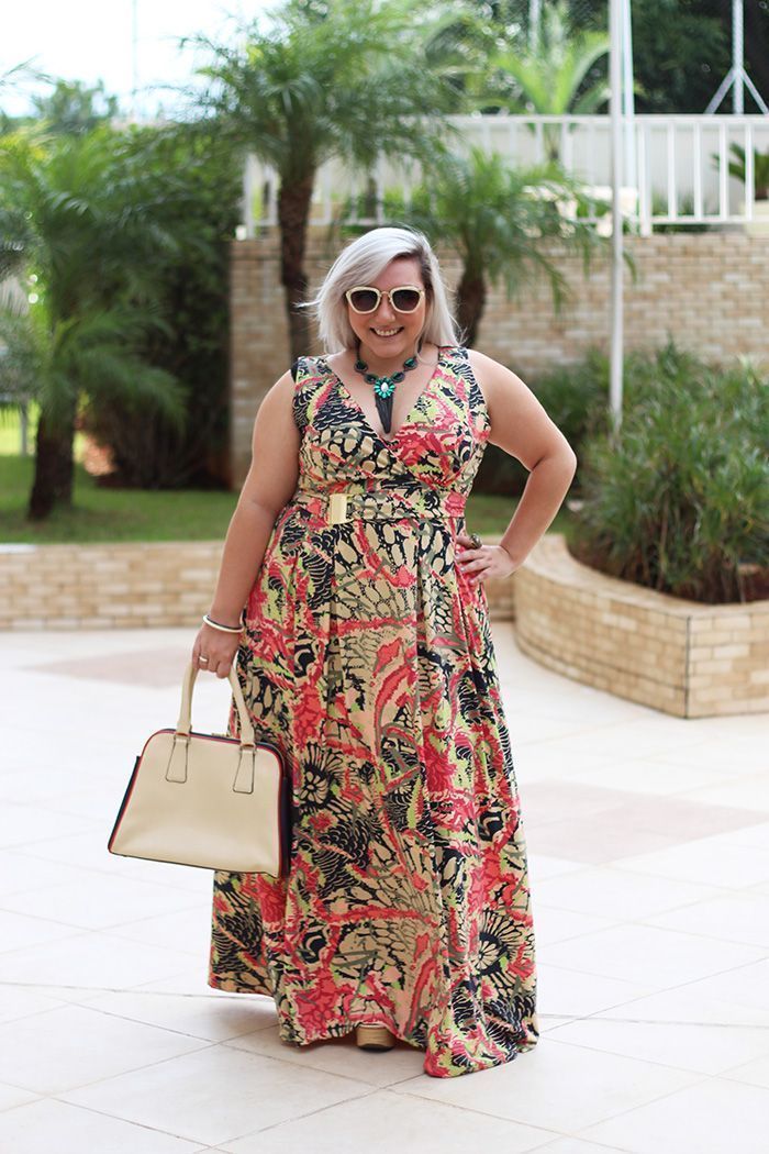 Foto: Reprodução / <a href="http://juromano.com/looks/vestido-longo-plus-size-e-estampado-pra-ficar-com-corpo-violao" target="_blank">Ju Romano</a>