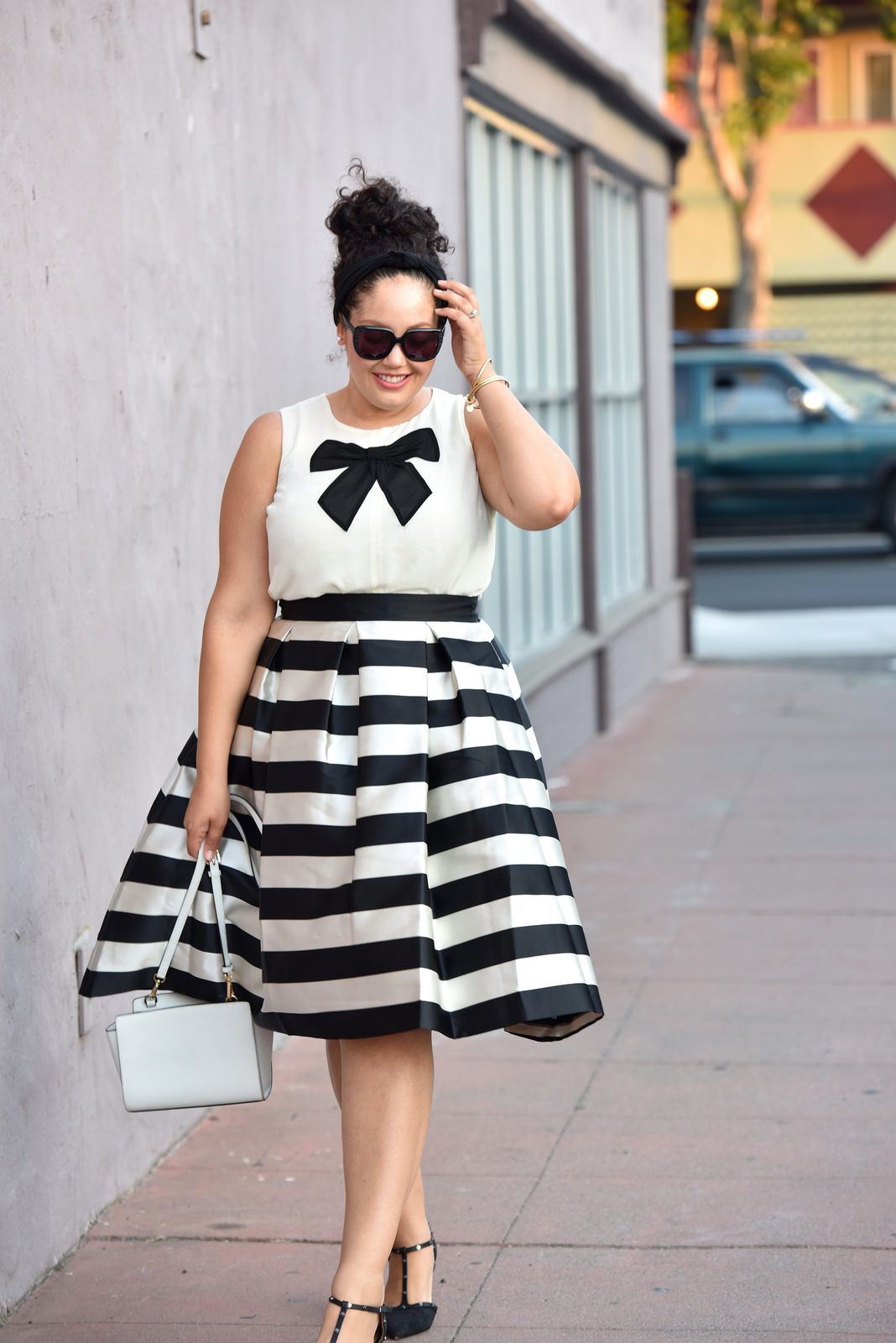 Foto: Reprodução / <a href="http://girlwithcurves.com/post/127202822122/twinning-bow-blouse-stud-flats" target="_blank">Girl with curves</a>