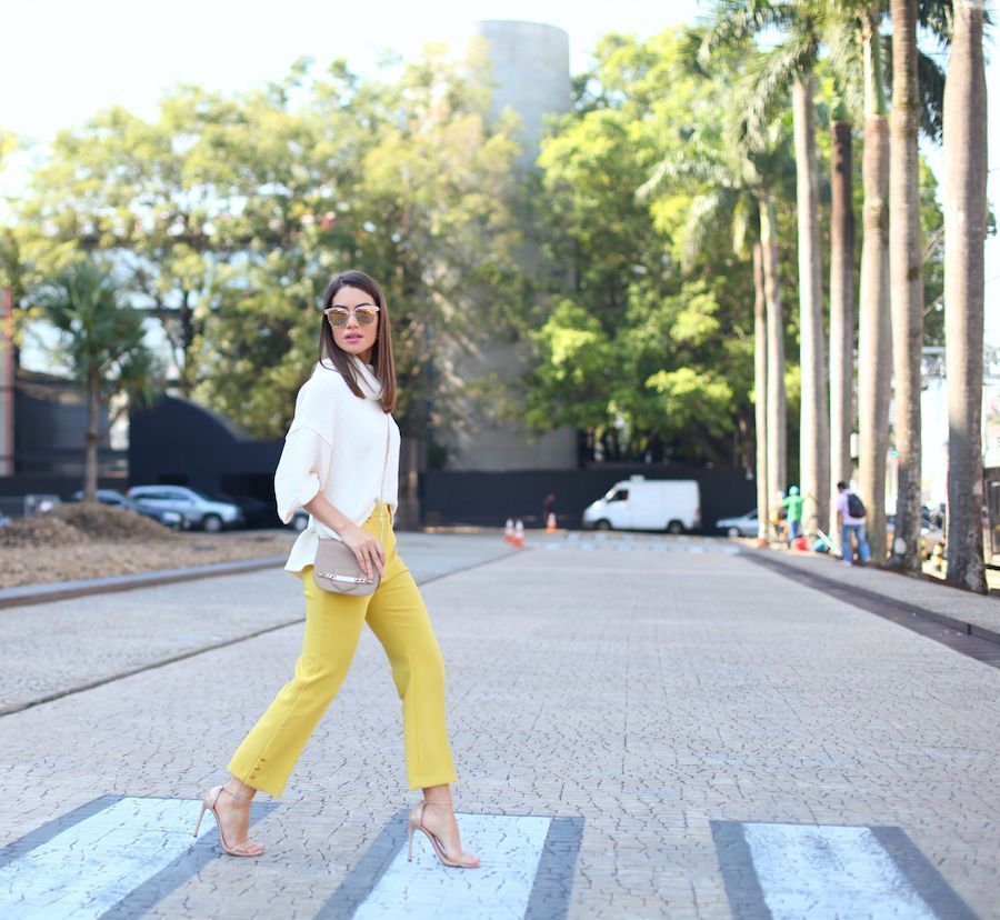 Foto: Reprodução / <a href="http://camilacoelho.com/2015/08/03/look-do-dia-calca-mostarda-e-sueter/" target="_blank">Super Vaidosa</a>