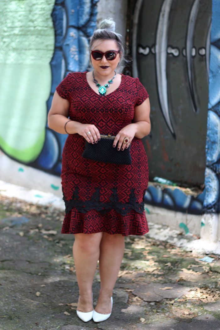 Foto: Reprodução / <a href="http://juromano.com/looks/vestido-flare-plus-size-porque-todas-curvas-sao-lindas" target="_blank">Ju Romano</a>