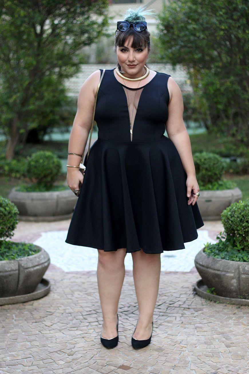Foto: Reprodução / <a href="http://juromano.com/looks/vestido-de-festa-plus-size-curto-com-saia-gode-e-decote-em-v-sexy-style" target="_blank">Ju Romano</a>