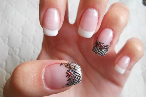 Fazer uma ou duas unhas diferentes também é uma sugestão para as noivas