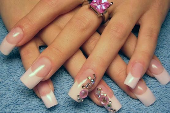 Outra sugestão é aplicar brilhos nas unhas para decorá-las