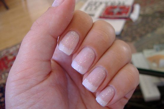 Um pouco de brilho na francesinha dá ainda mais charme às unhas