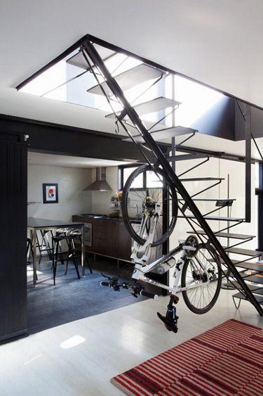 Foto: Reprodução / <a href="http://www.digsdigs.com/how-to-store-your-bike-5-brilliant-ways-and-37-examples/" target="_blank">Digs Digs</a>