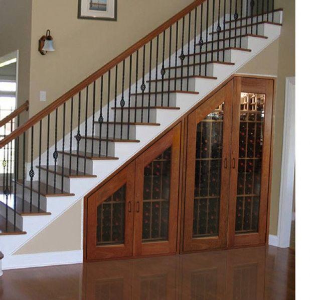 Foto: Reprodução / <a href="http://www.blackxhouse.com/p/1024/under-staircase-storage/entrancing-wooden-under-stair-storage-closet-design-under-the-stairs-storage-design-ideas/" target="_blank">Blacxhouse</a>