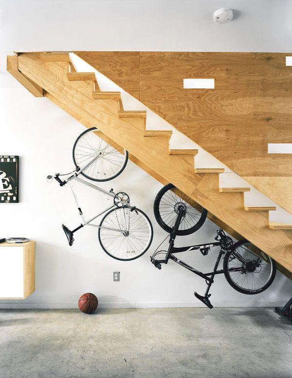 Foto: Reprodução / <a href="http://freshome.com/2012/04/12/30-under-stair-shelves-and-storage-space-ideas/" target="_blank">Freshome</a>