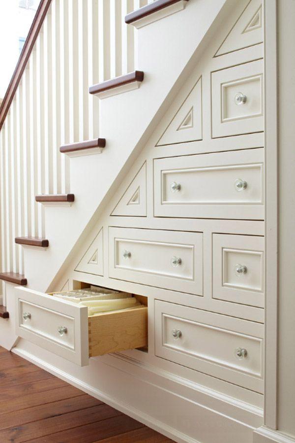 Foto: Reprodução / <a href="http://www.onekindesign.com/2014/04/04/60-unbelievable-under-stairs-storage-space-solutions/" target="_blank">Onekindesign</a>