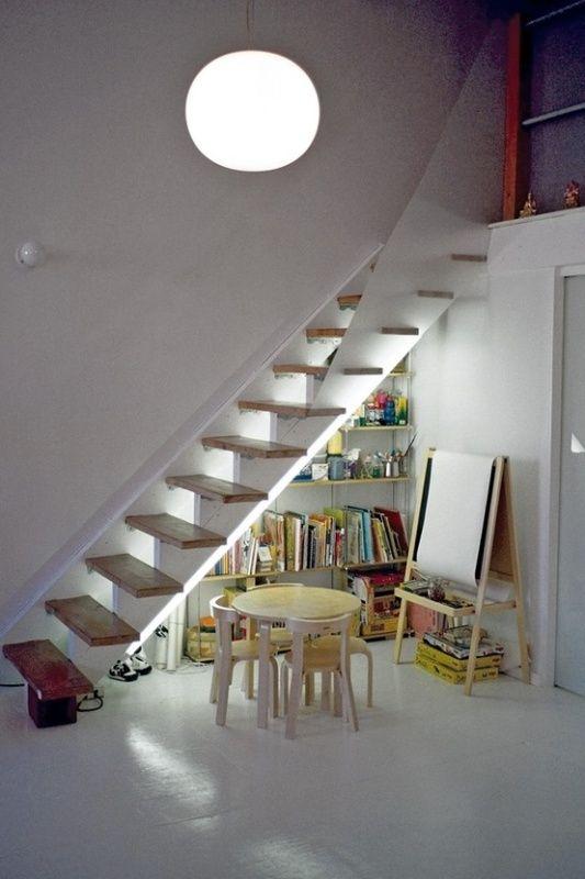 Foto: Reprodução / <a href="http://www.kidsomania.com/9-cool-ideas-for-kids-playing-area-under-the-stairs/" target="_blank">Kidsomania</a>