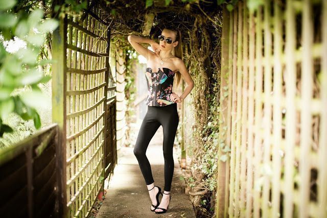Foto: Reprodução / <a href="http://mrsperfectblog.blogspot.com.br/2015/05/versace-corset.html" target="_blank">Mrs. Perfect Blog</a>