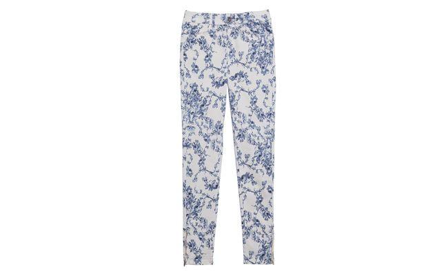 Calça skinny azulejo azul e branco Iorane por R$429 na <a href="http://www.oqvestir.com.br/calca-skinny-azulejo-azul-e-branco-32468.aspx/p?" target="_blank">Oqvestir</a>