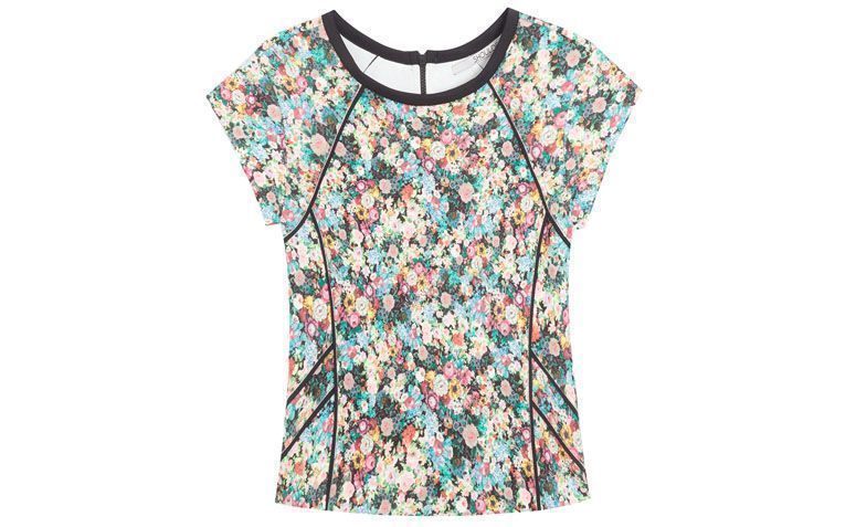 Blusa Shoulder por R$239,00 no <a href="http://www.oqvestir.com.br/t-shirt-shoulder-floral---preta-53678.aspx/p" target="_blank">Oqvestir</a>